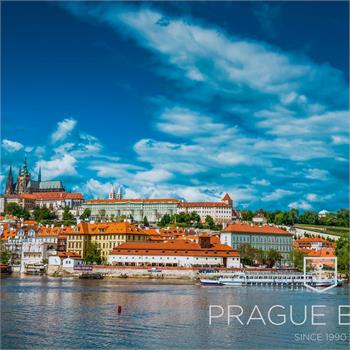 Loď Cecílie s nádherným panoramatem Prahy