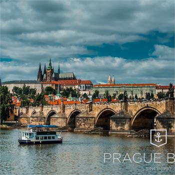 Loď Adria s panoramatem Pražského hradu