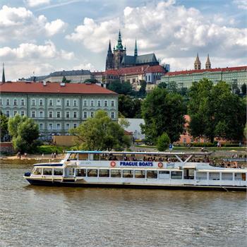 Loď Danubio a panorama Pražského hradu