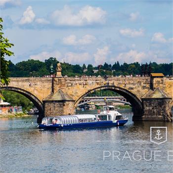 Karlův most zblízka na lodi Agnes de Bohemia