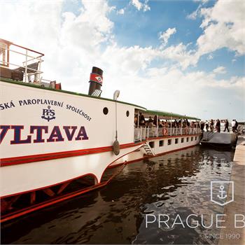 Nástup na parník Vltava v přístavu