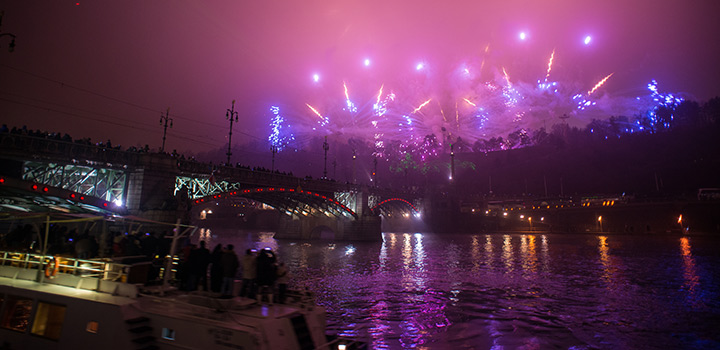 Novoroční ohňostroj z Vltavy