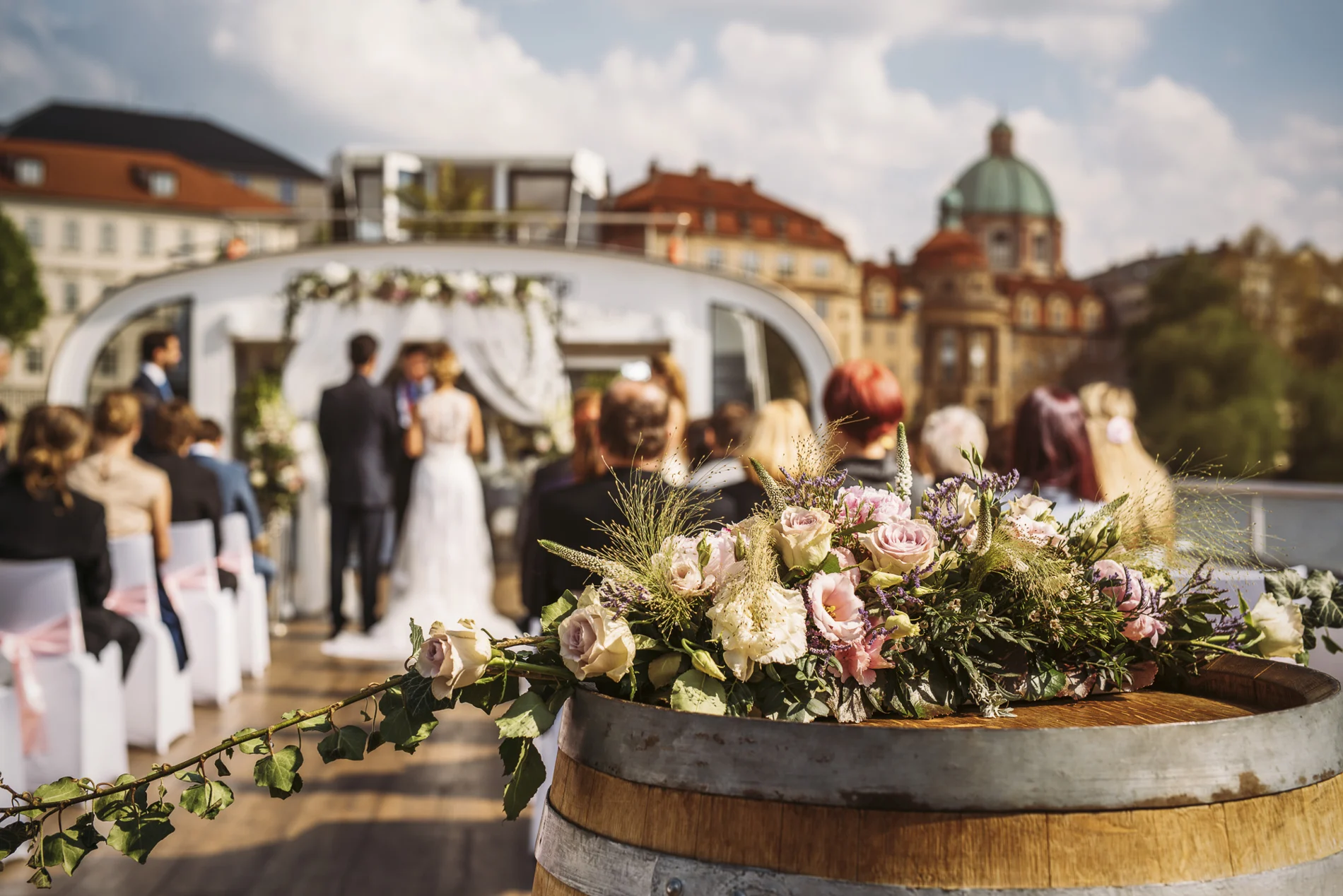 Una ceremonia de boda en la cubierta de un barco con decoración floral