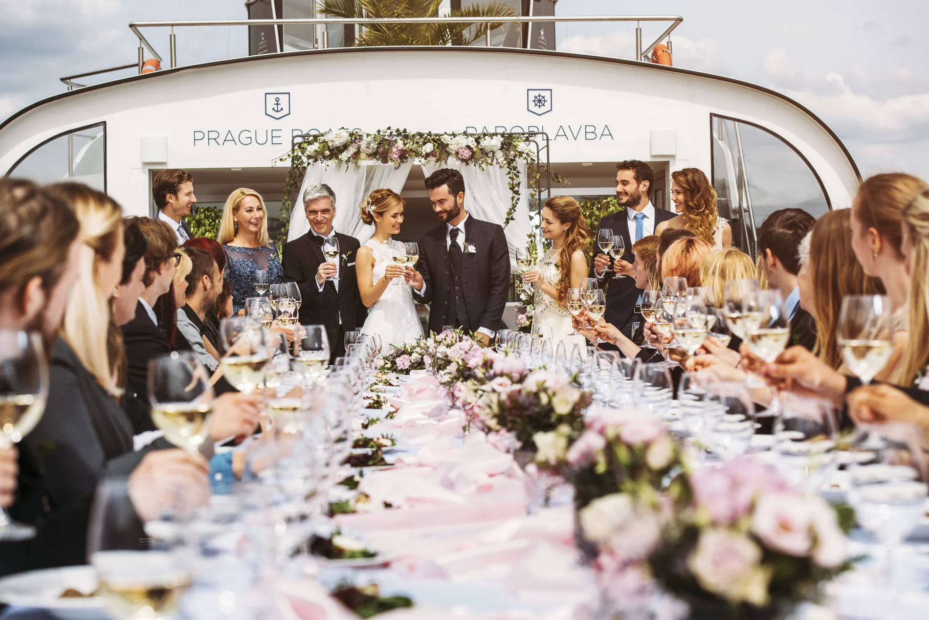 Banquete de boda en una mesa larga a bordo