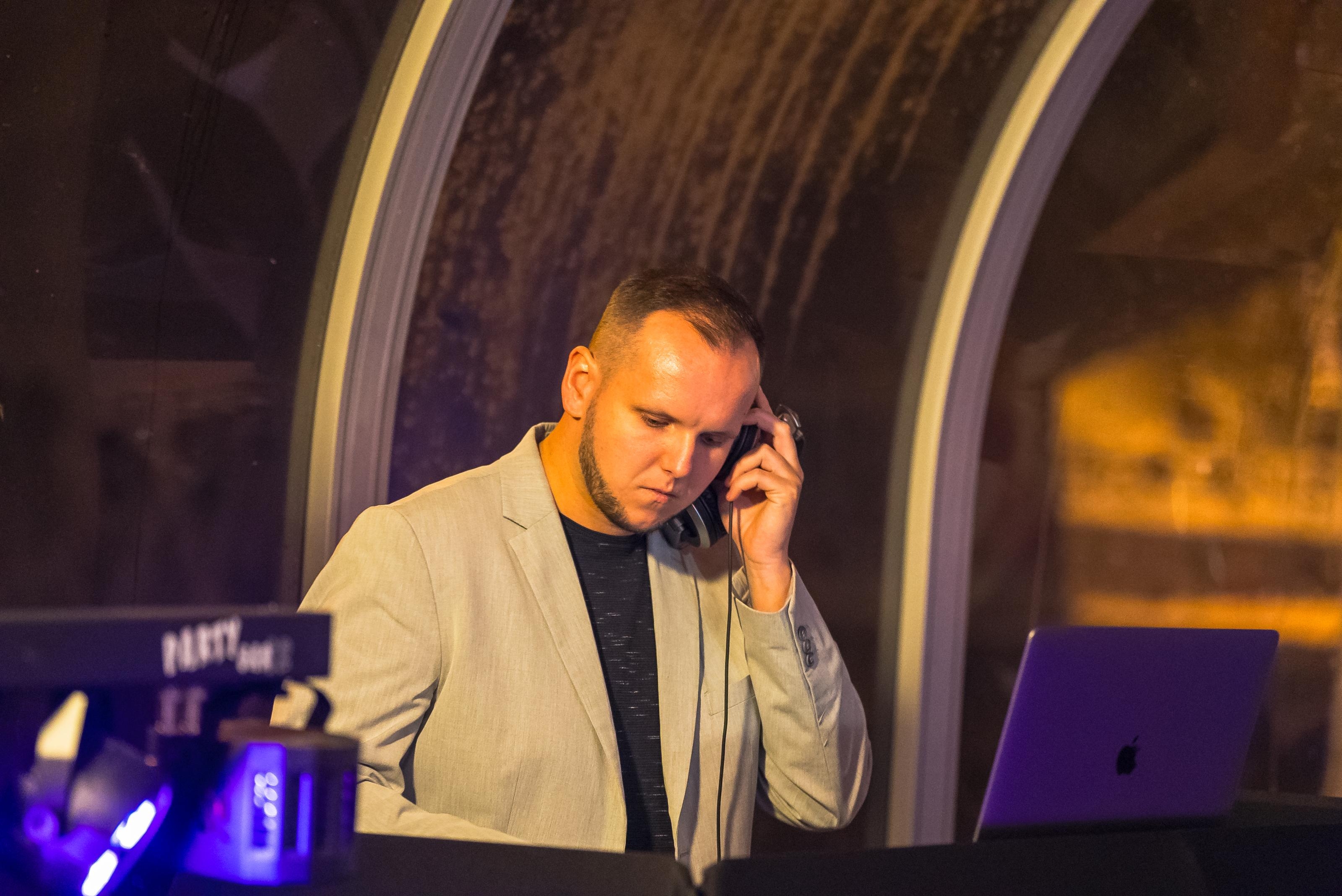 Ein DJ legt bei einer Party an Bord auf