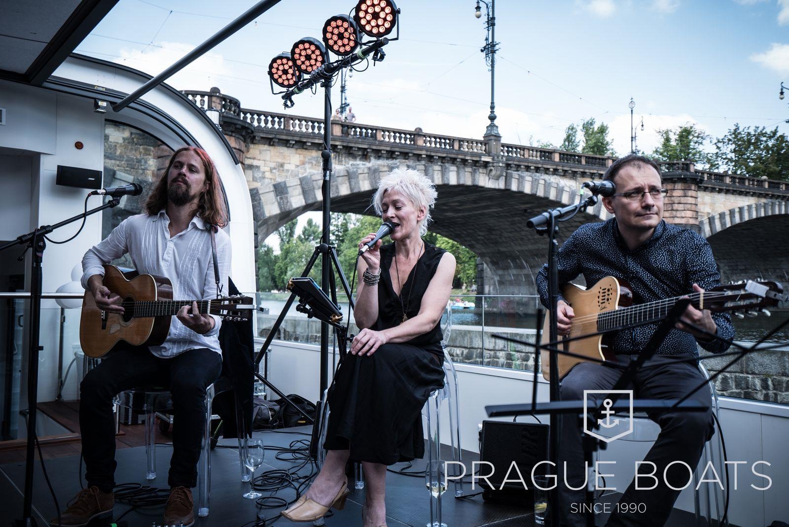 Eine Live-Band spielt an Deck eines Boots