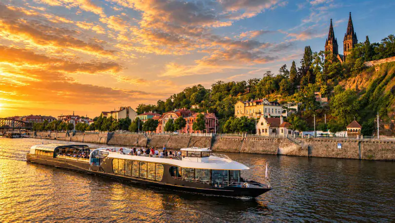 Un battello sotto Vyšehrad al tramonto