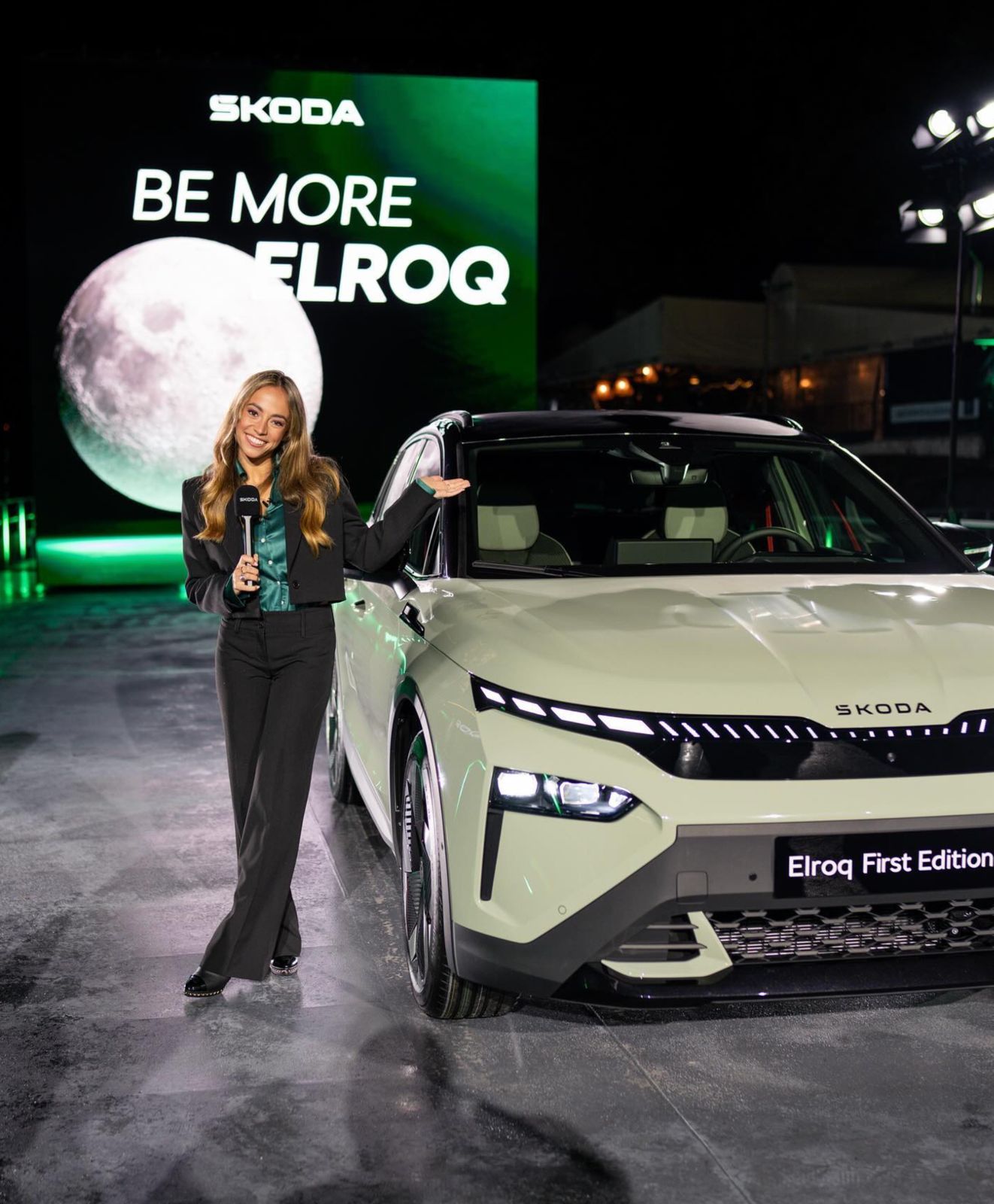 Eine Moderatorin präsentiert das Elektroauto Škoda Elroq bei einer abendlichen Präsentation