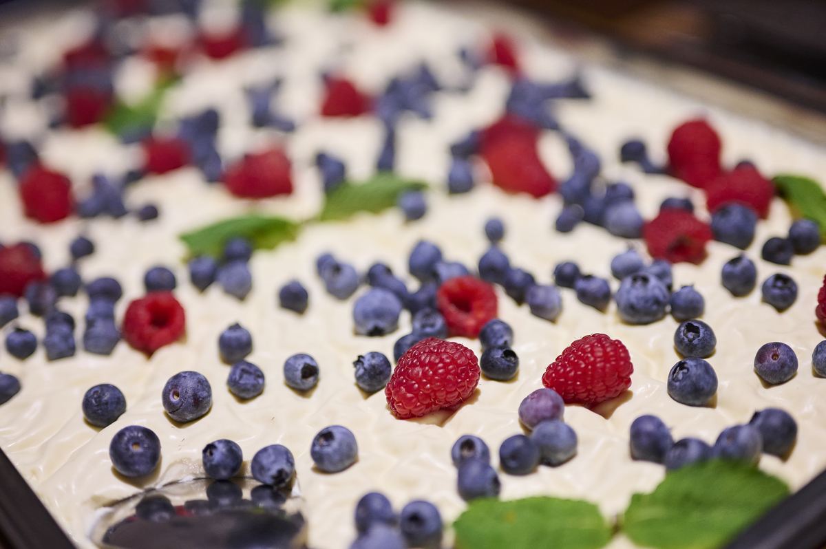 Dessert mit Heidelbeeren und Himbeeren am Buffet auf einem Boot