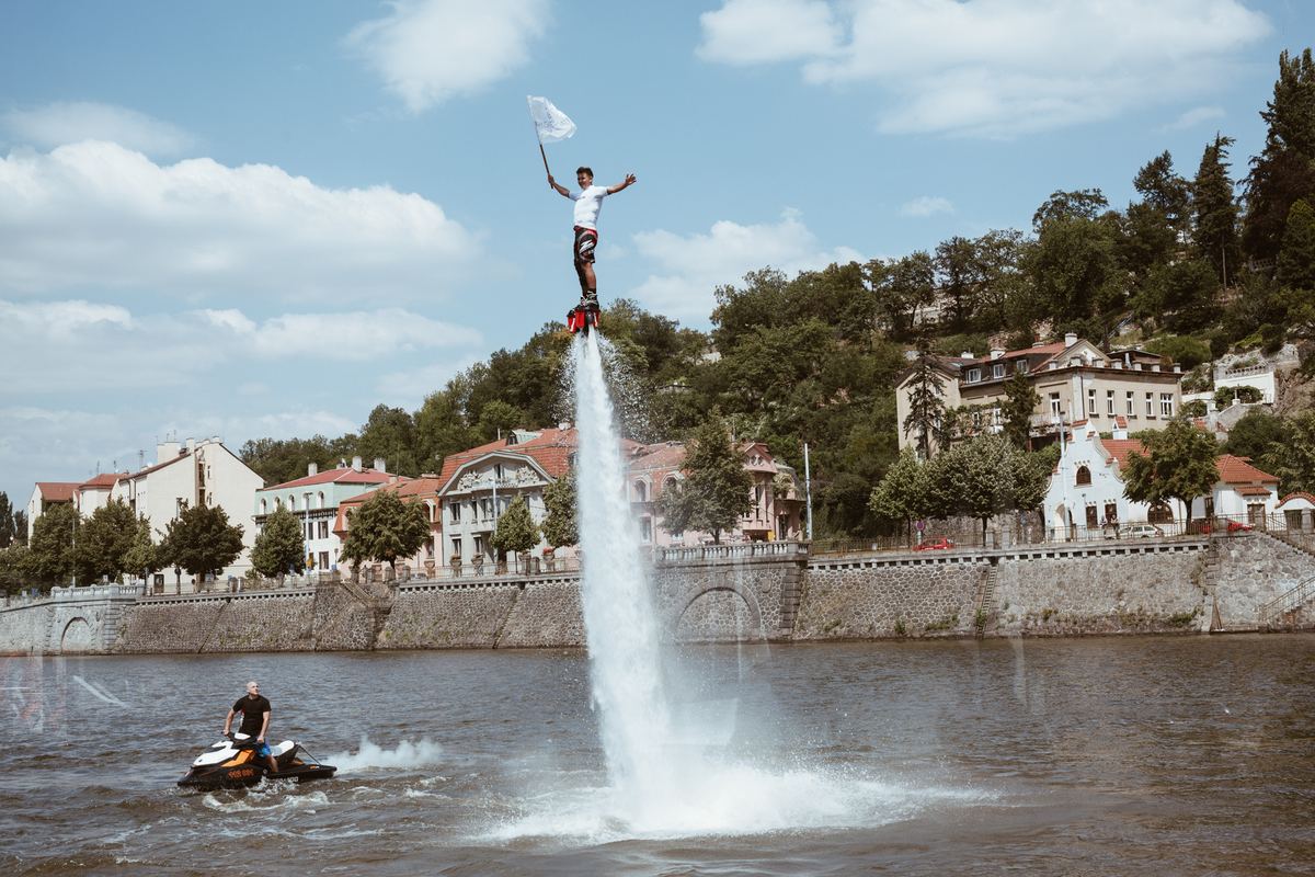 Flyboard-Show auf der Moldau während einer Veranstaltung auf einem Boot