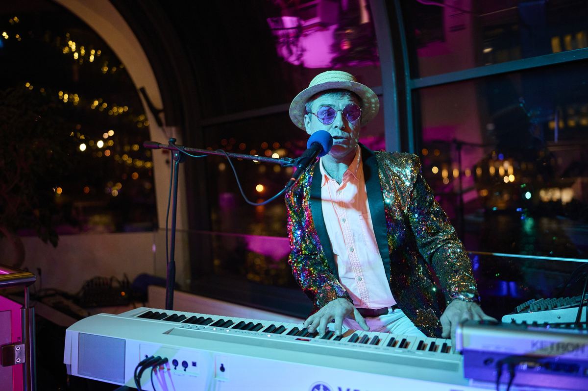 Keyboarder bei einer Party auf einem Boot