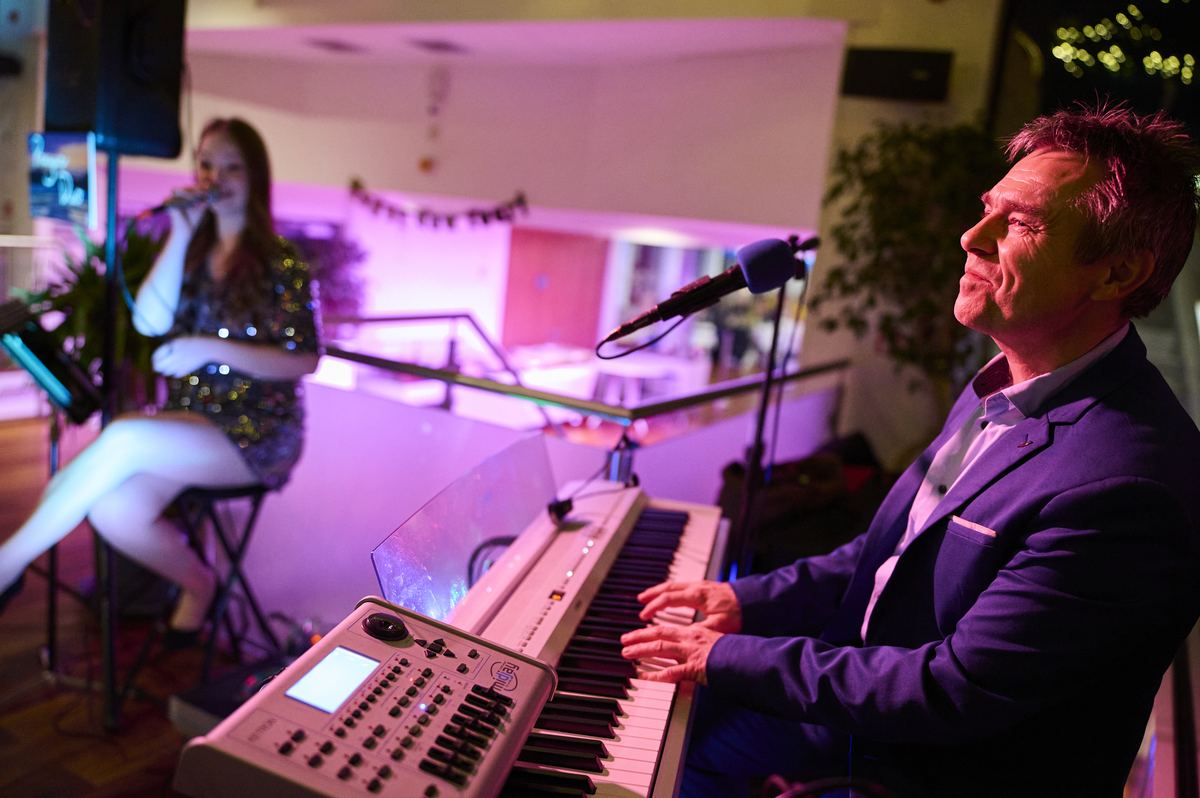 Pianist und Sängerin bei einer Abendveranstaltung auf einem Boot