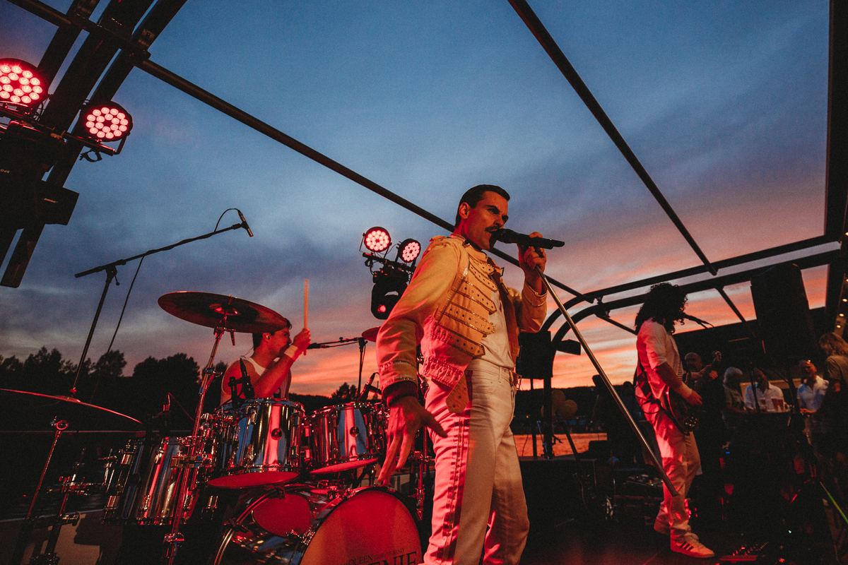 Live-Konzert einer Band an Deck eines Boots bei Sonnenuntergang