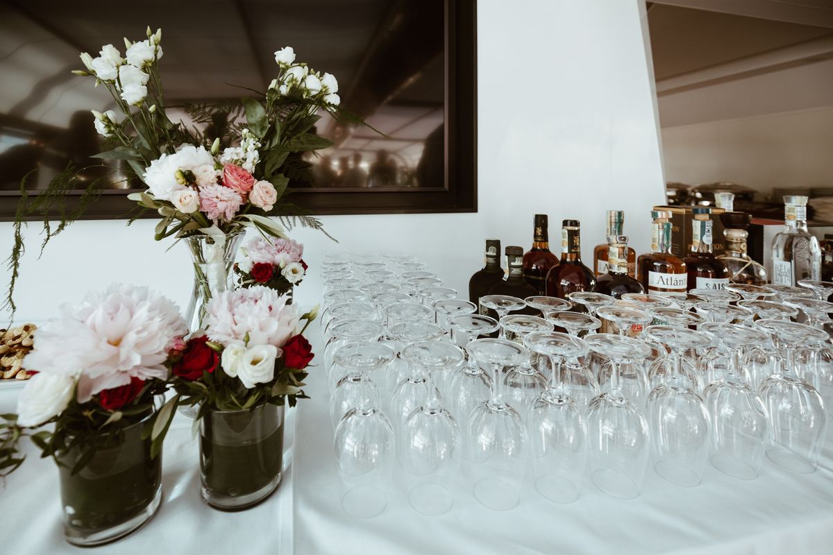 Blumendekoration und bereitgestellte Gläser an der Bar eines Boots