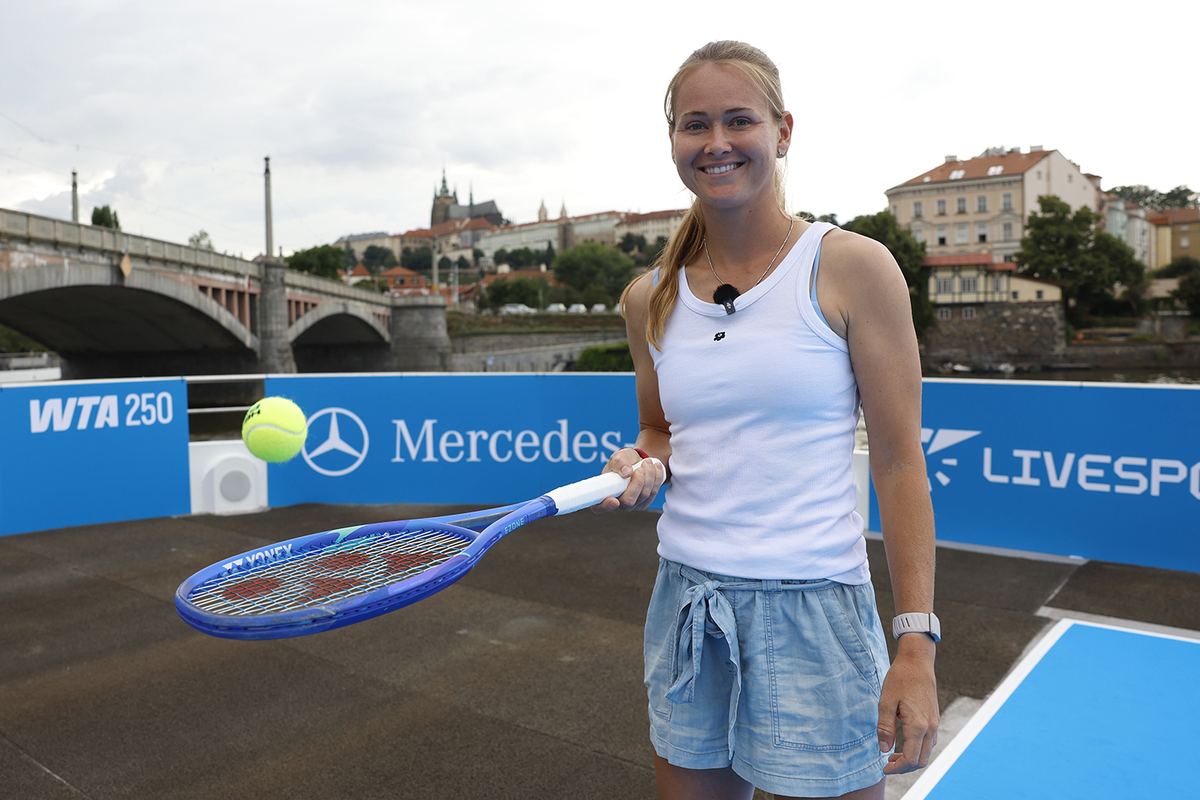 Tennisspielerin auf dem Platz auf einem Boot beim Livesport Prague Open