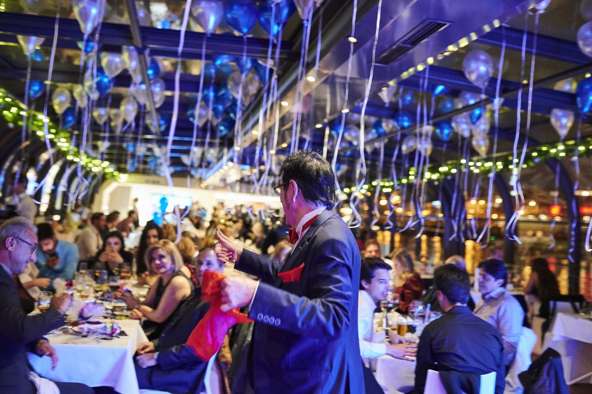Festliches Abendessen mit Ballons und Girlanden auf einem Boot