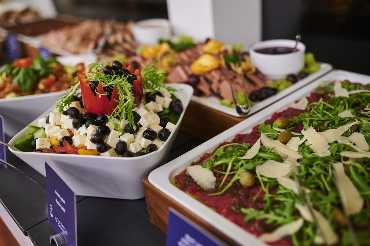 Kaltes Buffet mit Salaten und Carpaccio auf einem Boot