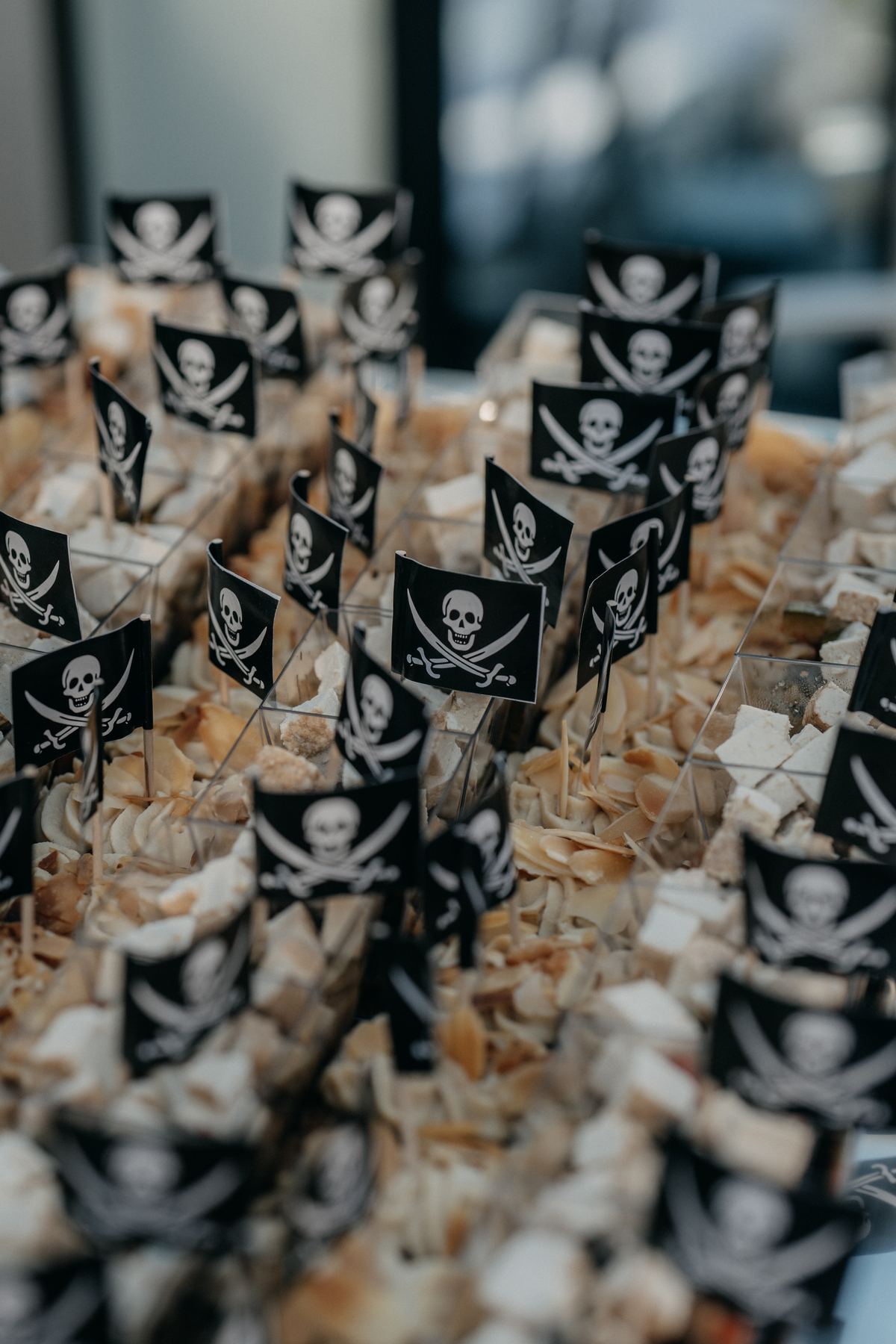Canapés de boda con banderitas piratas en un barco