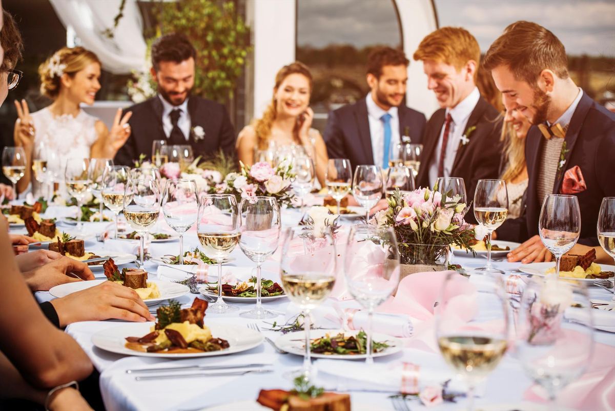 Invitados de boda en la mesa festiva en la cubierta de un barco