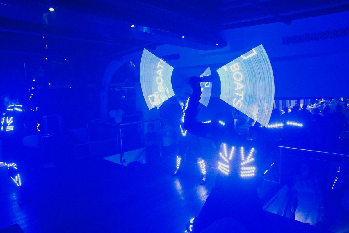 LED-Lichtshow mit Tänzern und Projektion auf einem Boot