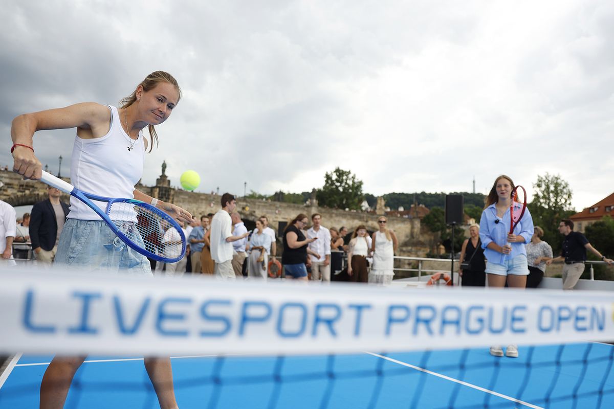 Tennis-Showmatch an Deck eines Boots beim Livesport Prague Open