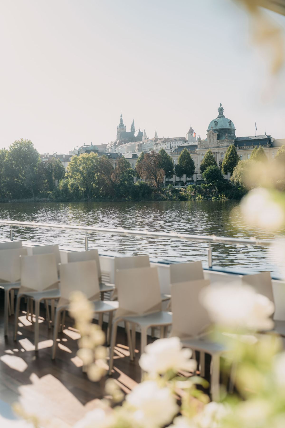 Sillas preparadas para la ceremonia con vistas al Castillo de Praga
