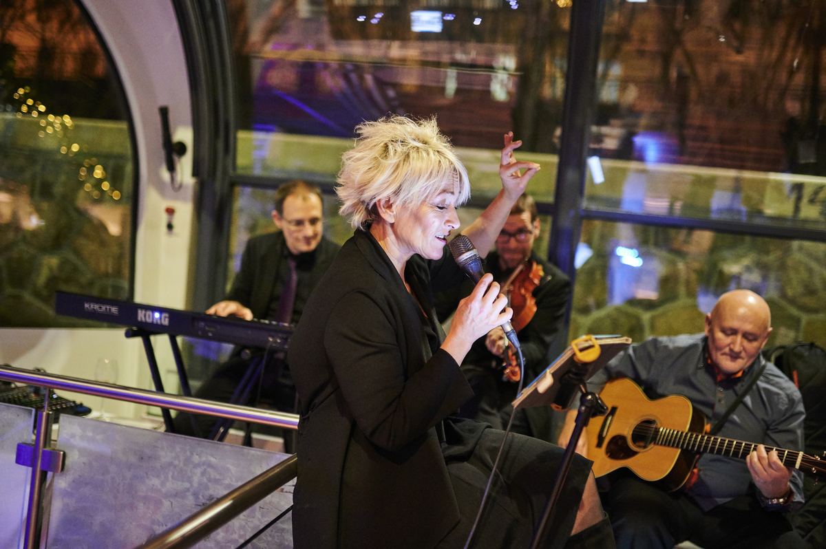 Sängerin mit Band bei einer Firmenveranstaltung auf einem Glasboot