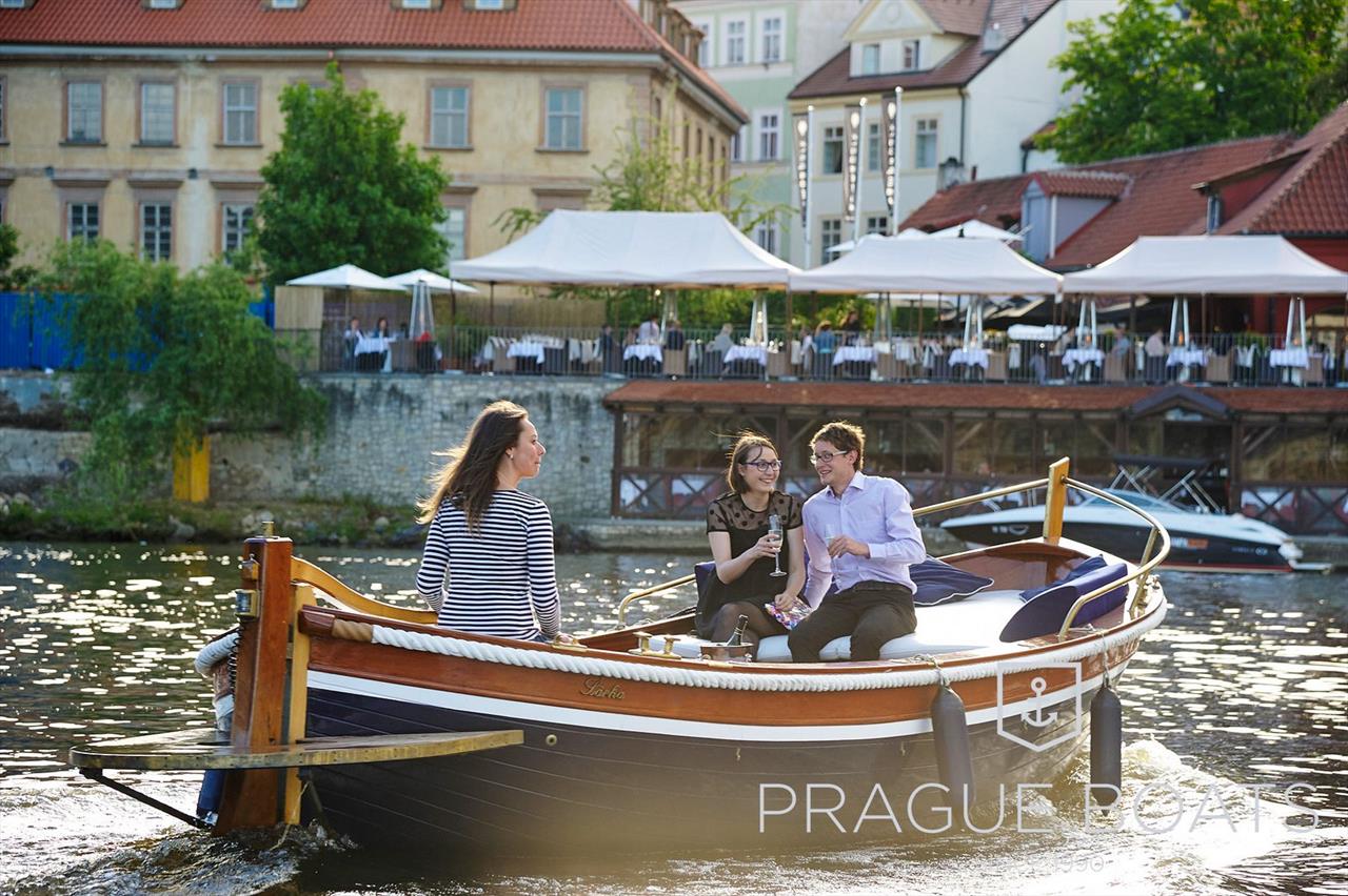 Mahagonová loďka na Vltavě