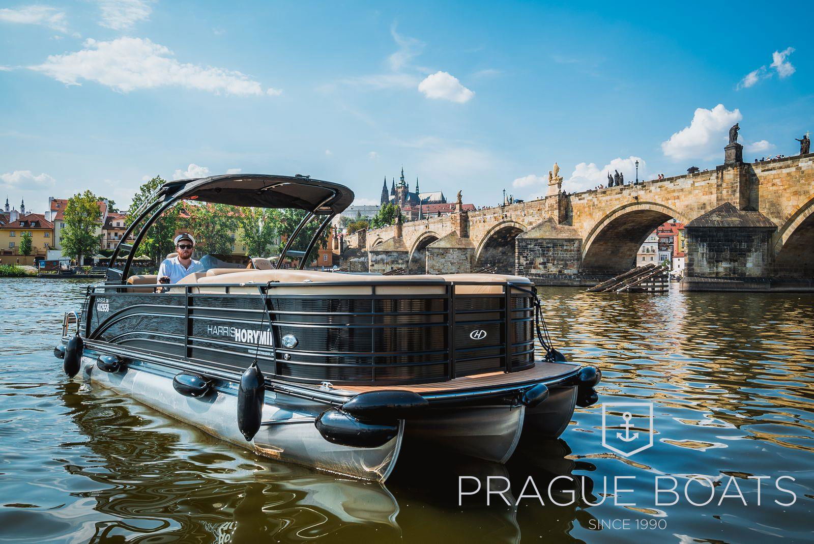 Trimarán Horymír na Vltavě