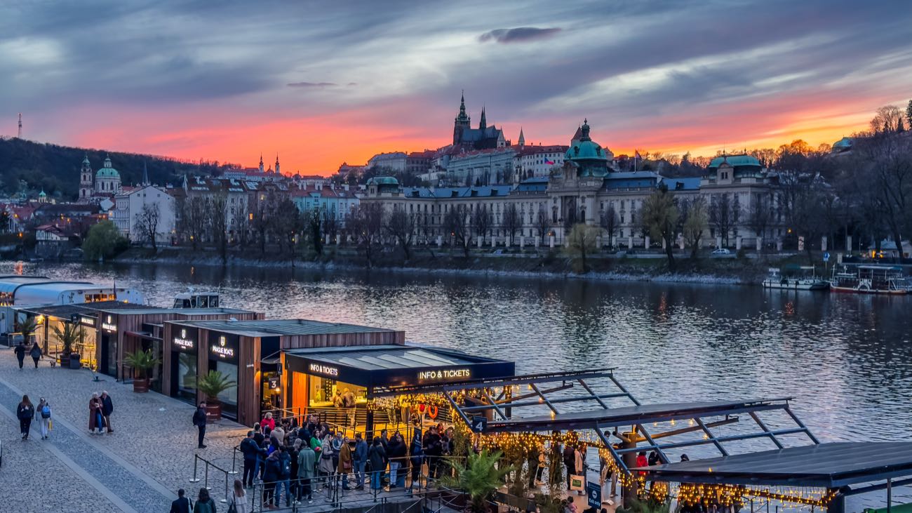Oficina de Prague Boats en Dvořákovo nábřeží