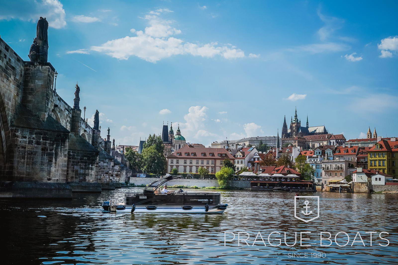 Trimarán Horymír na Vltavě