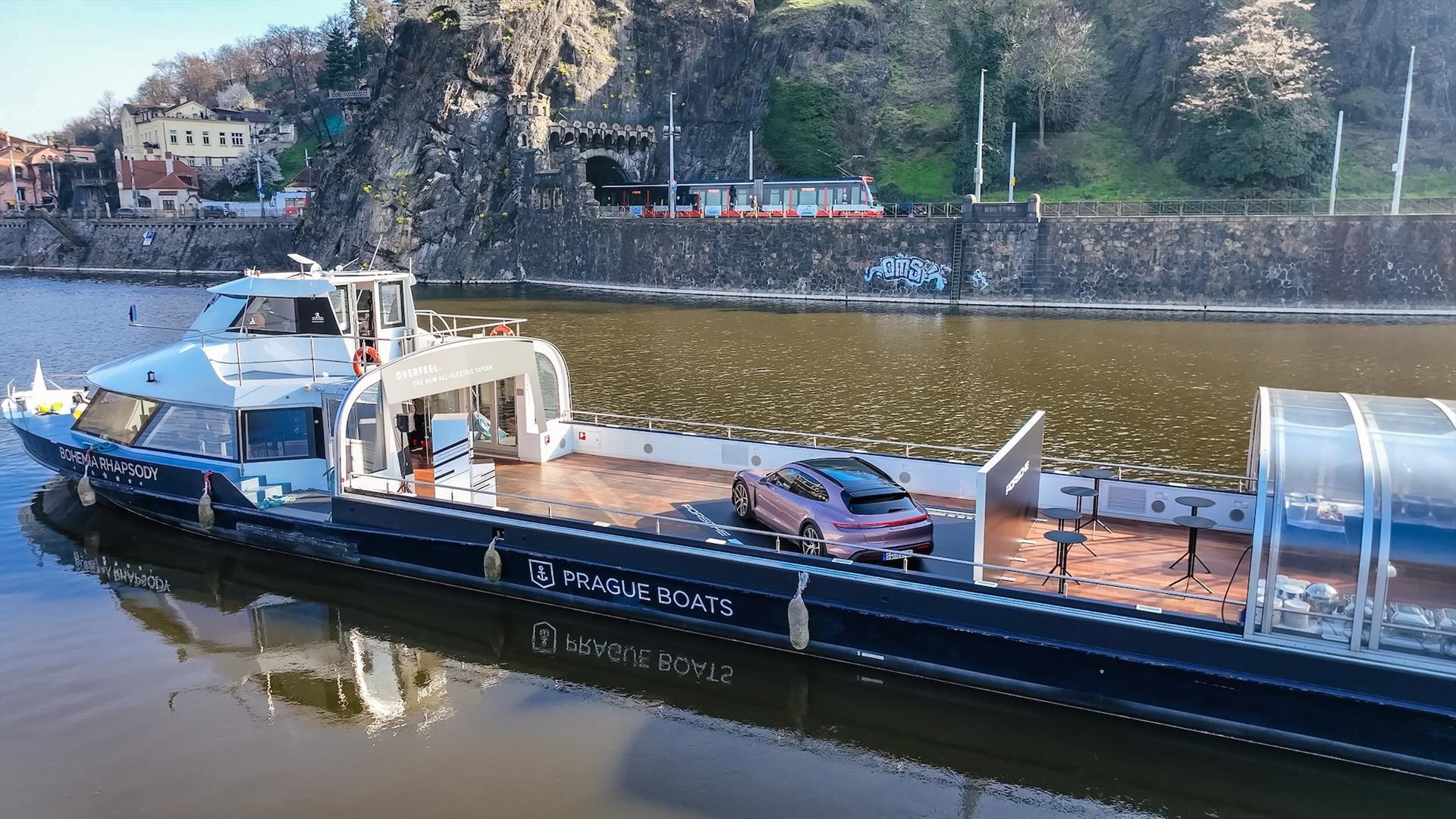 Photo : Porsche Taycan na palubě Prague Boats – 15