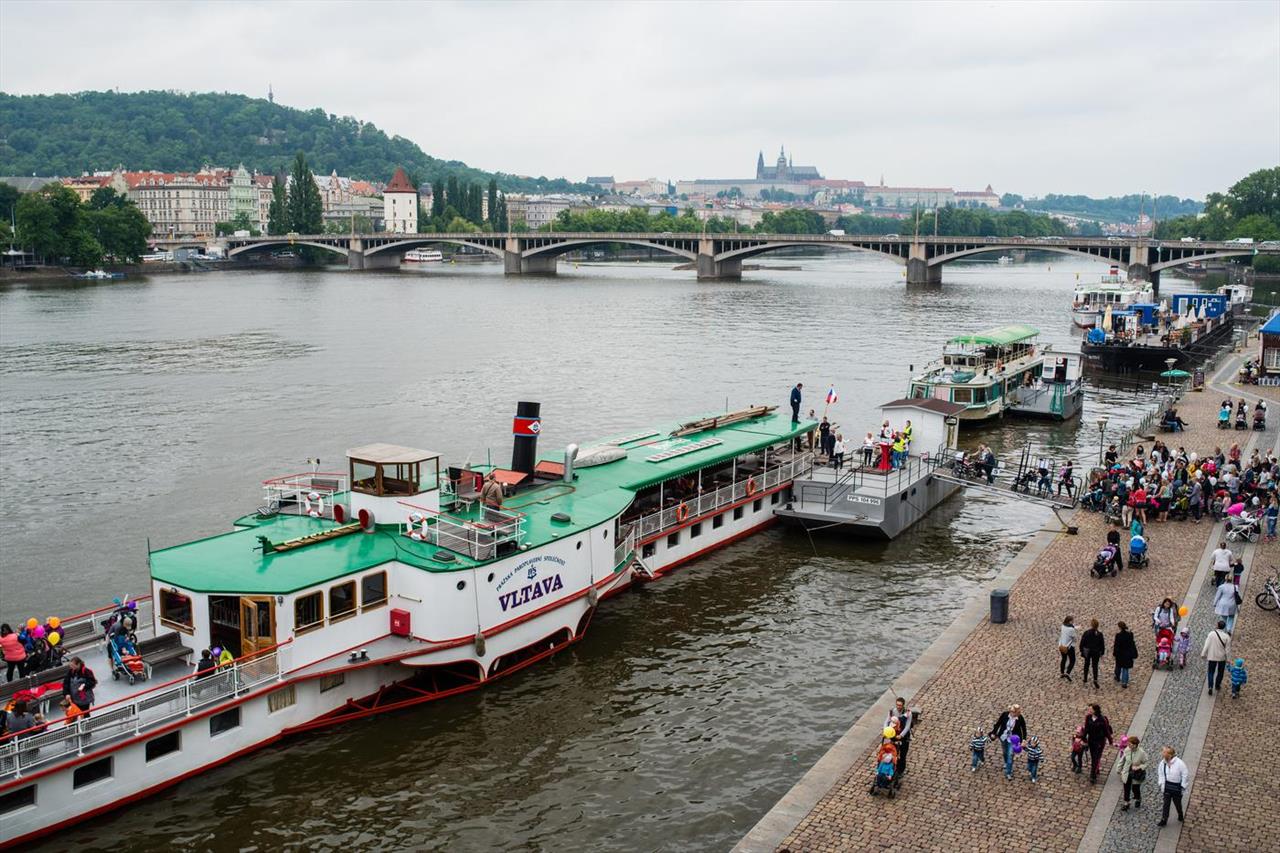 Through Praga with a stroller on the Moldava piroscafo