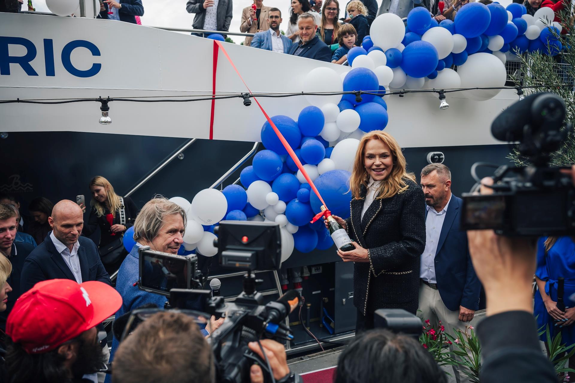 Photo : Pokřtili jsme další elektrickou loď Anna Carolina – 33