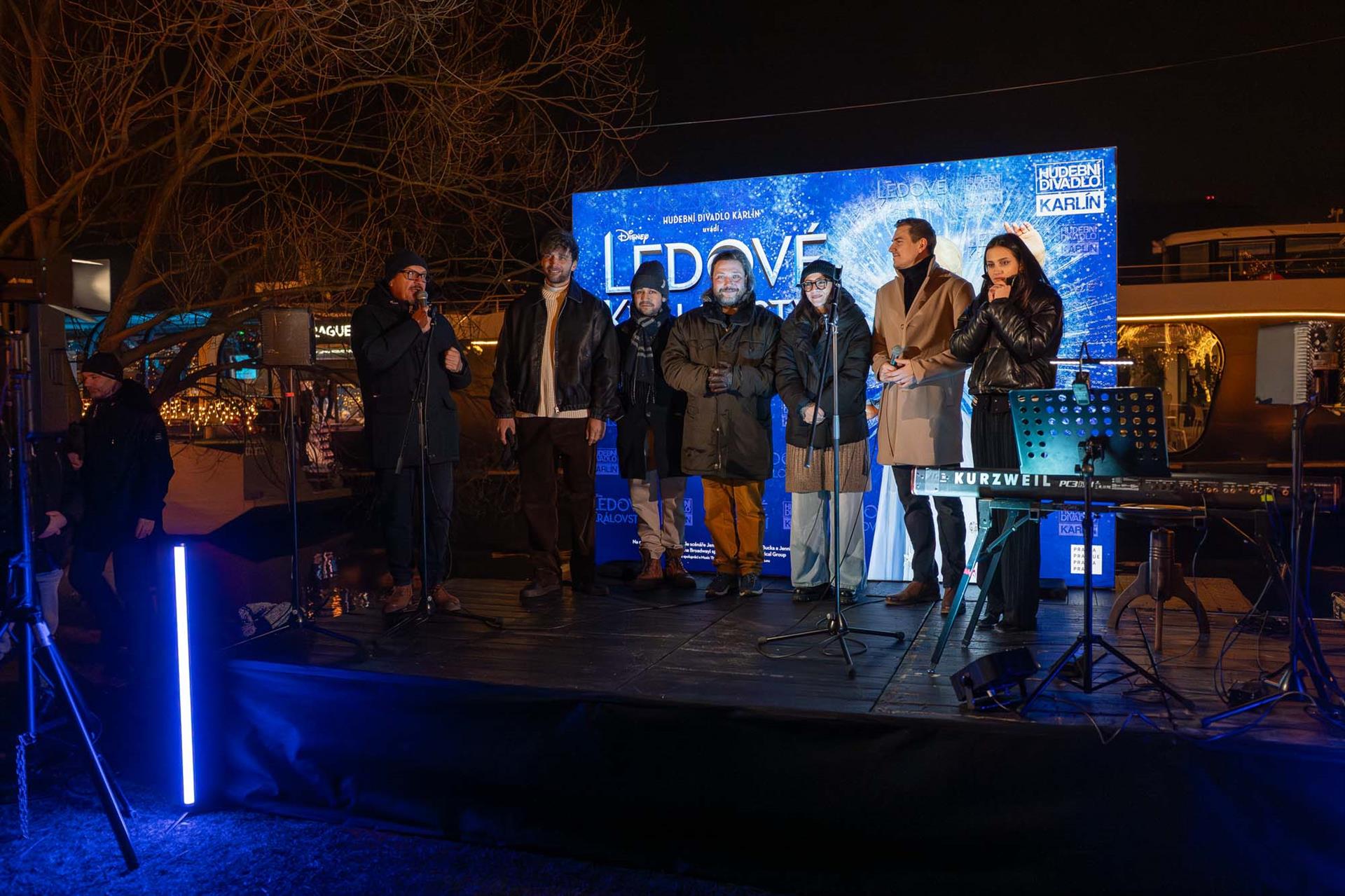 Photo: Frozen has dropped anchor on the Vltava – 146