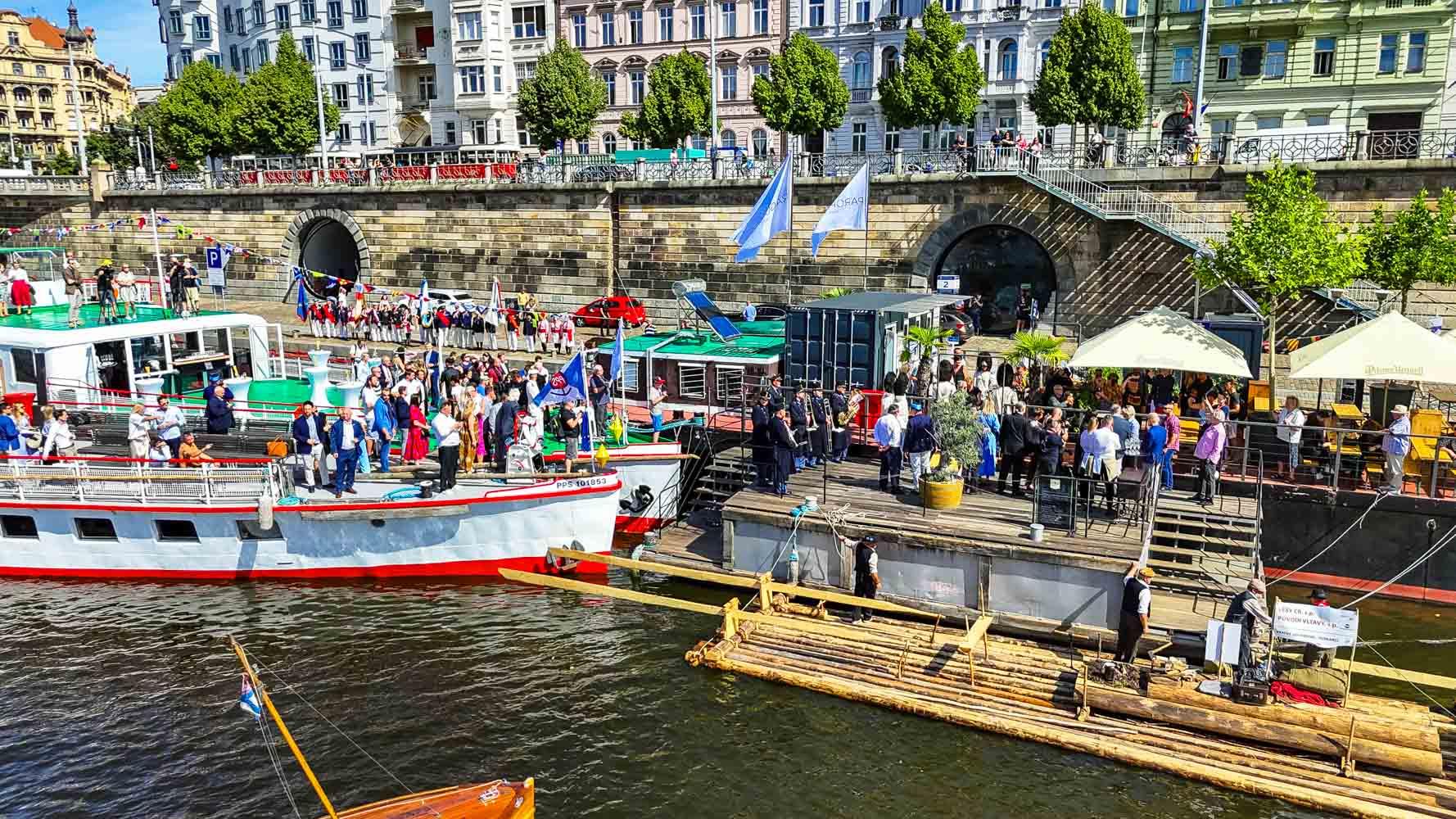 Foto: An Bord des Dampfschiffs Vyšehrad wurde das… – 7