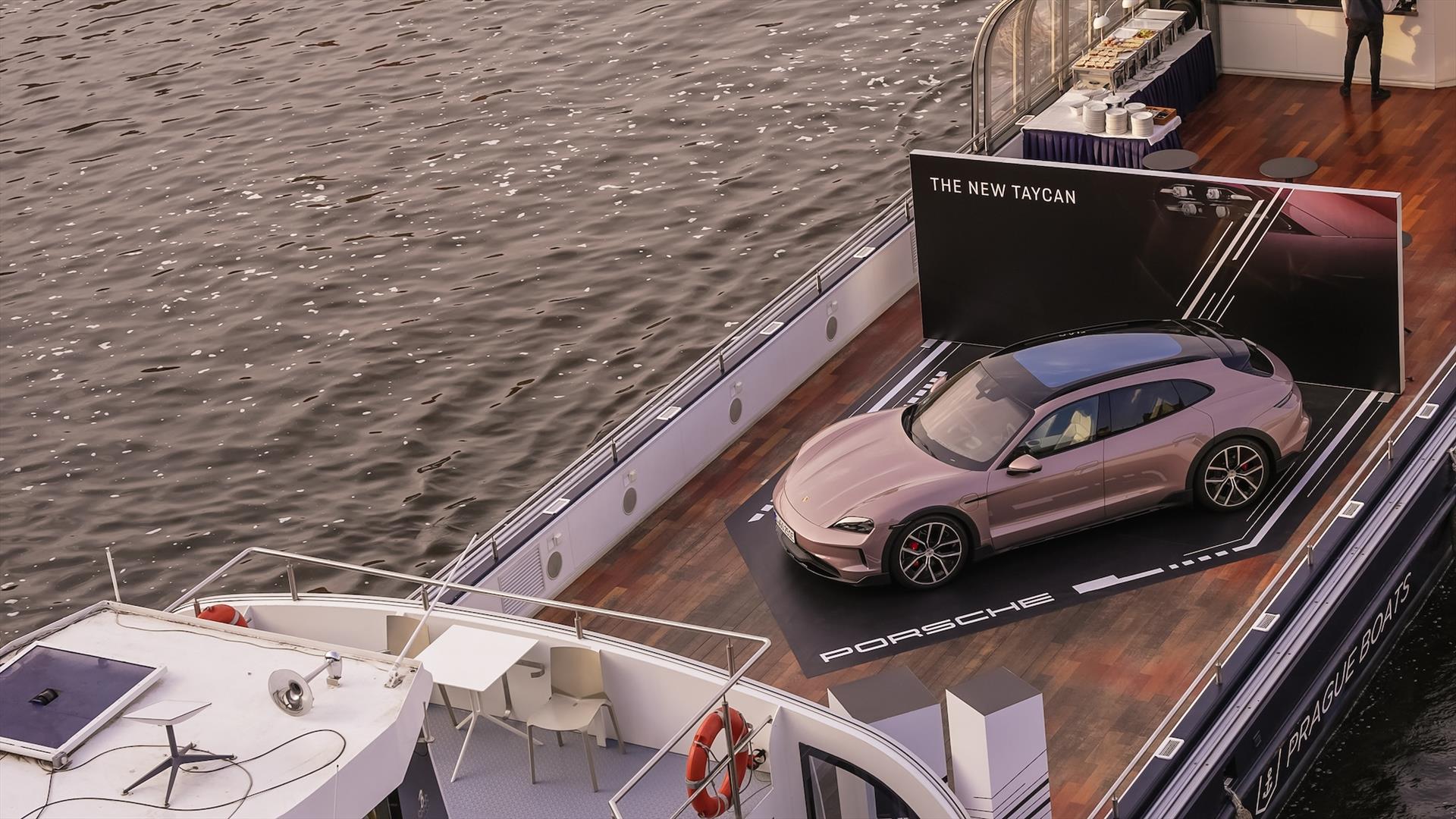 Photo : Porsche Taycan na palubě Prague Boats – 25