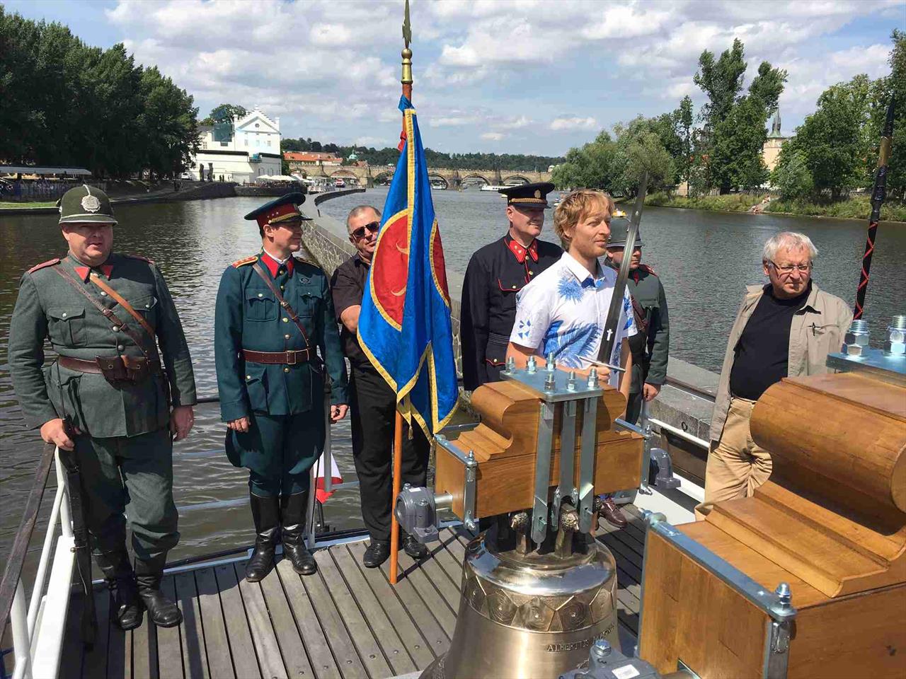 Zvony pro kostel sv. Karla Velikého připluly do Prahy Zvony pro kostel sv. Karla Velikého připluly do Prahy