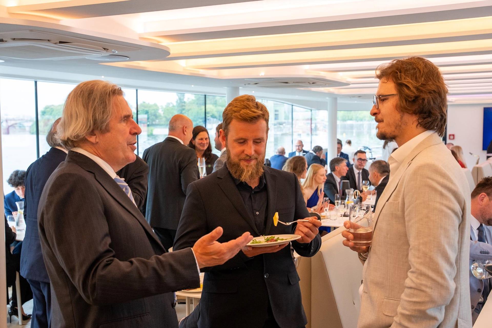 Photo : Rencontre à bord: diplomatie, affaires et… – 89
