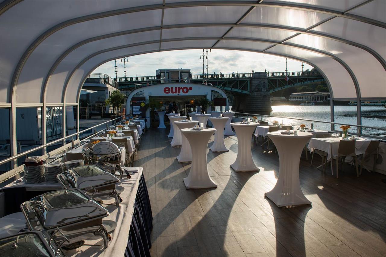 Euro magazine company evento on Bohemia Rhapsody Euro magazine company evento on Bohemia Rhapsody