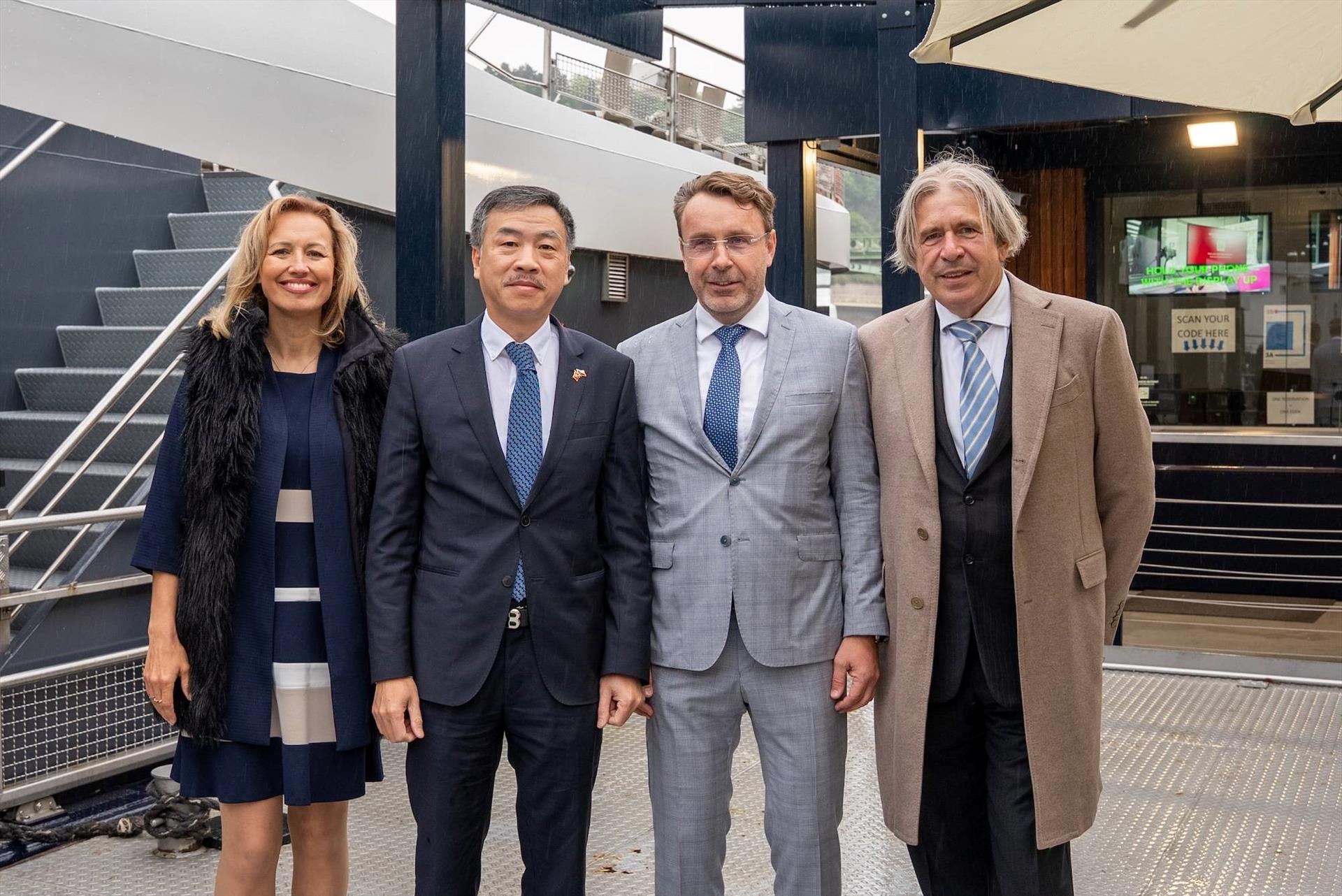 Photo : Rencontre à bord: diplomatie, affaires et… – 2