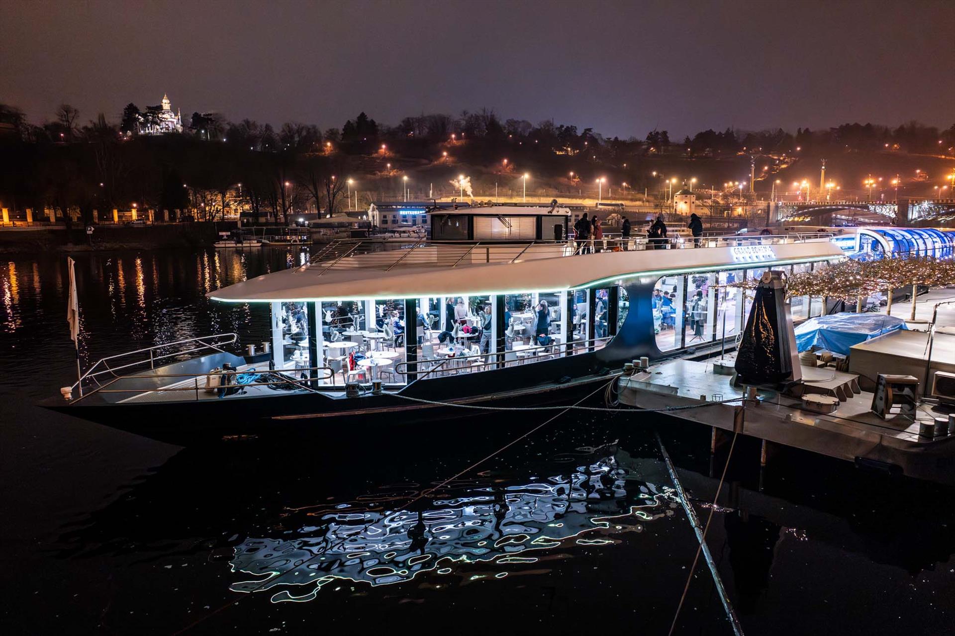 Photo: Frozen has dropped anchor on the Vltava – 186