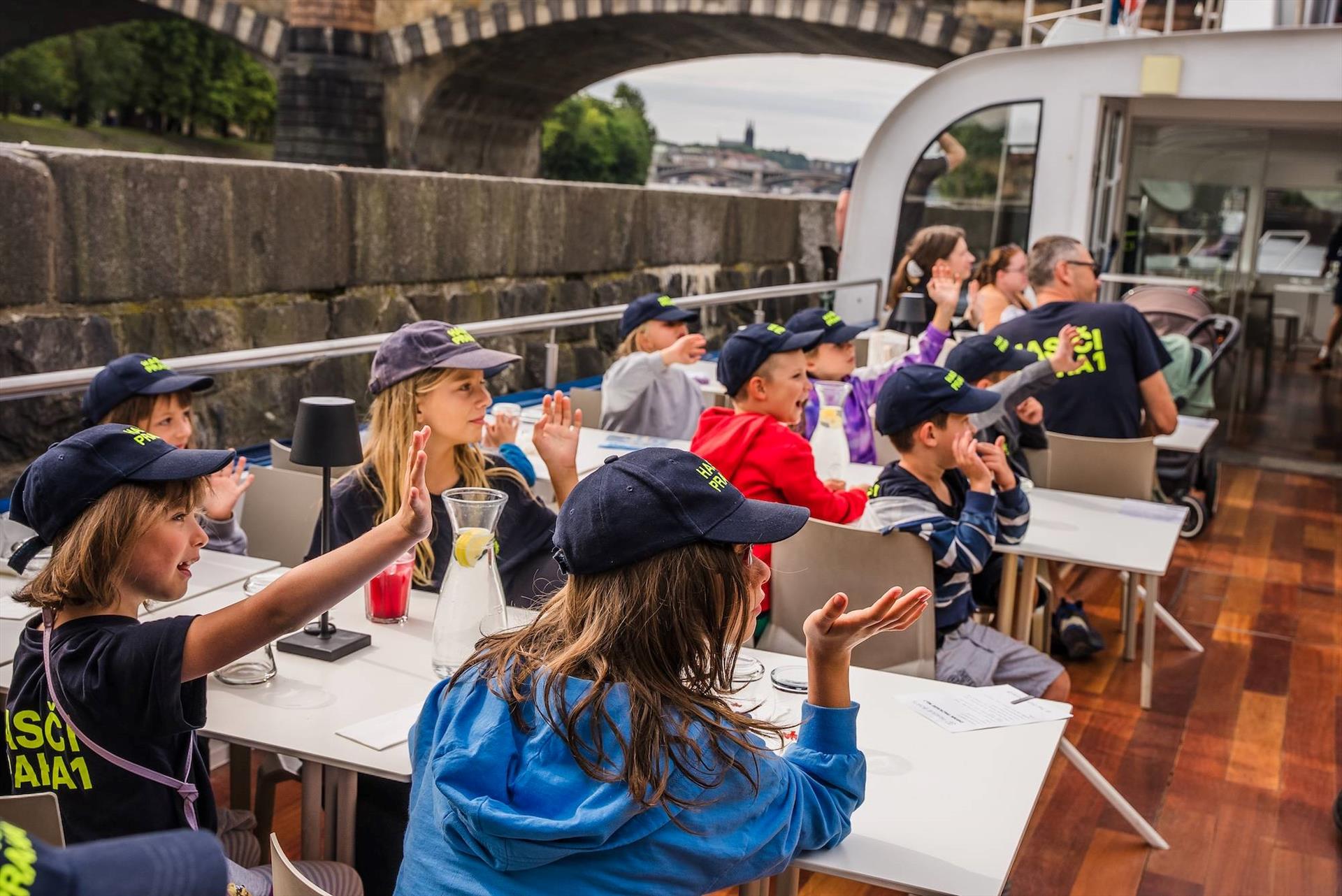 Bootsausflug für Ferienkinder – die Zusammenarbeit mit den Feuerwehrleuten aus Prag 1 geht weiter Bootsausflug für Ferienkinder – die Zusammenarbeit mit den Feuerwehrleuten aus Prag 1 geht weiter