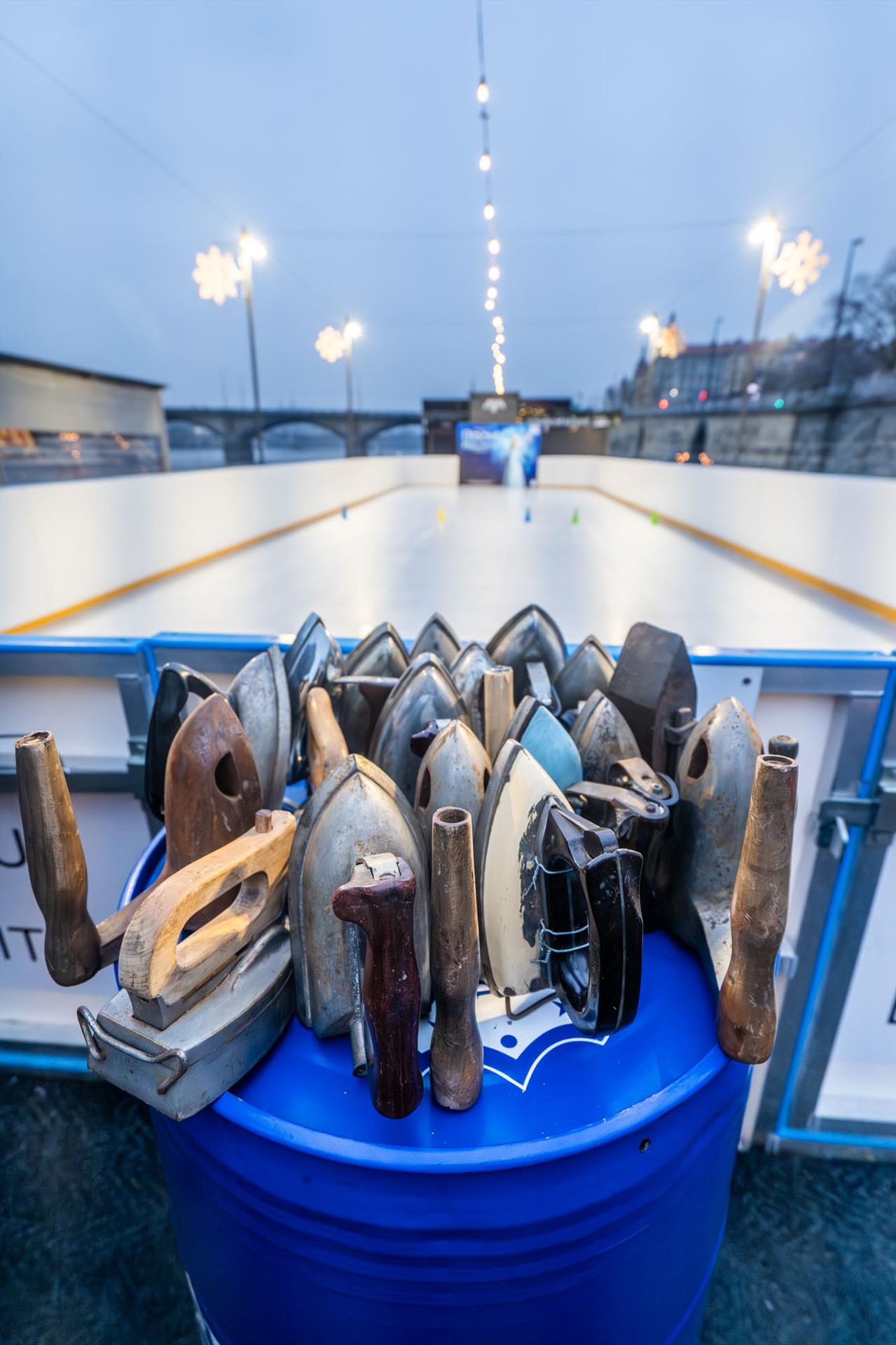 Photo: Frozen has dropped anchor on the Vltava – 101