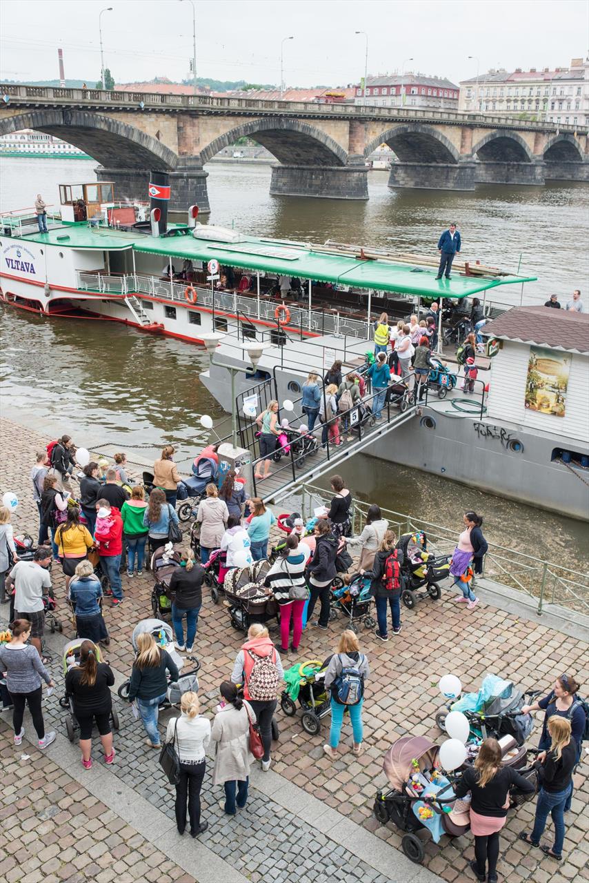 Foto: Through Praga with a stroller on the Moldava… – 2