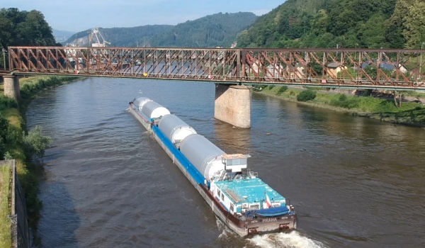 Unique transport of beer tanks on the Elbe