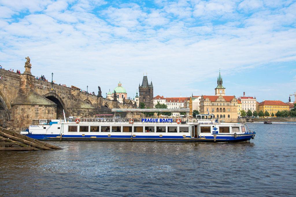 V Prague přibývá turistů V Prague přibývá turistů