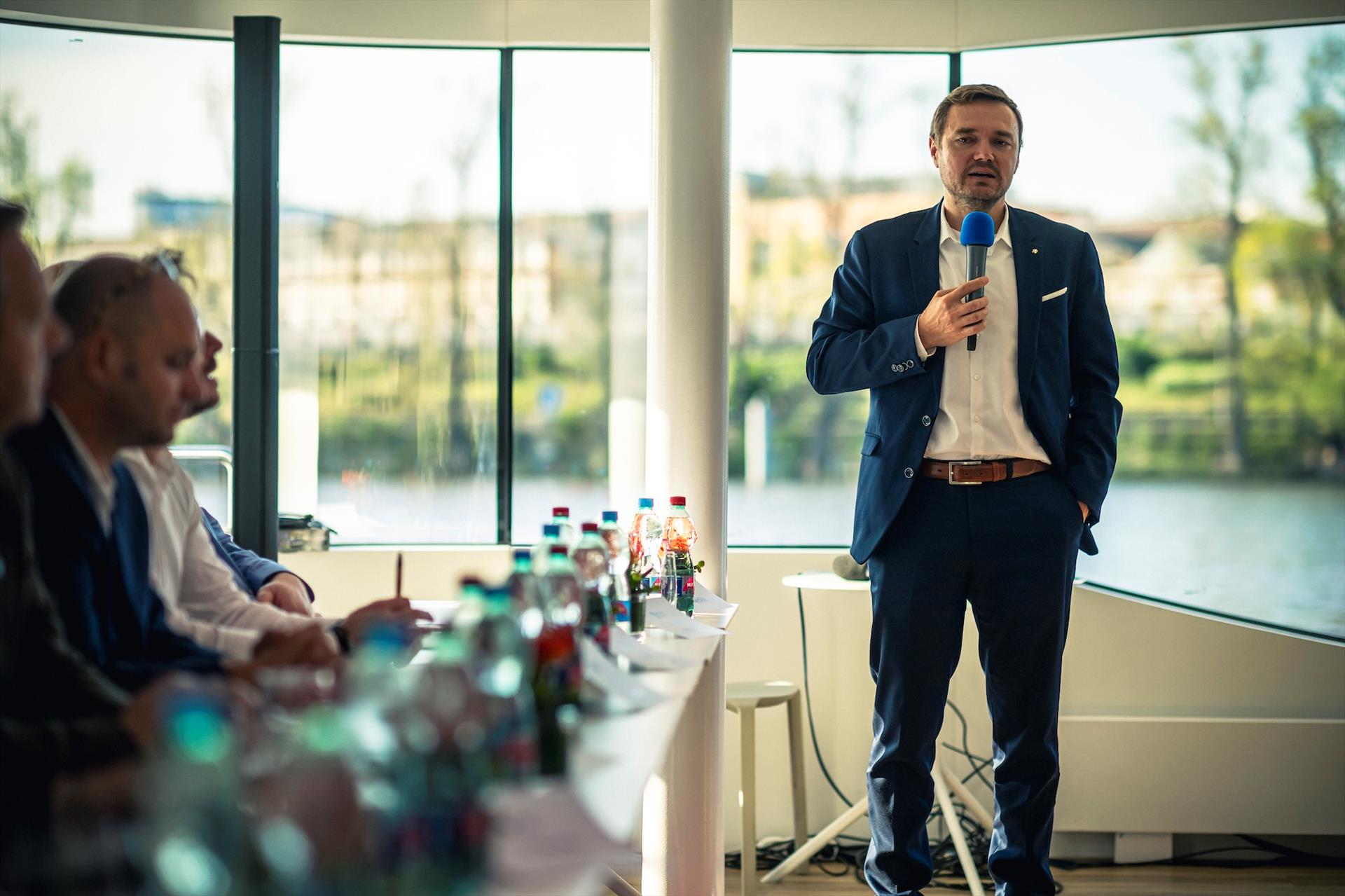 Fotografia: A meeting on the Vltava: a new platform for… – 59