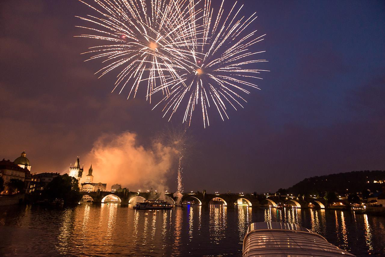 New Year´s Fireworks cruise | Prague-Boats.cz
