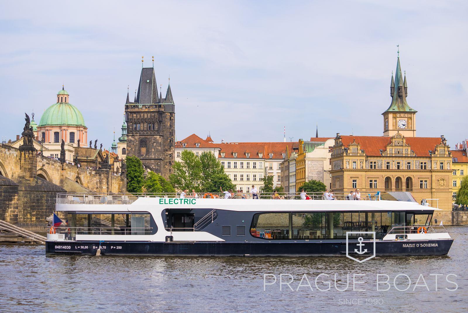 Autumn cruise on electro boat